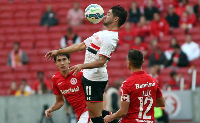 O s&atilde;o-paulino Alexandre Pato domina a bola na partida contra o Internacional: Tricolor soma um ponto no Sul (Rodrigo Rodrigues/AE)