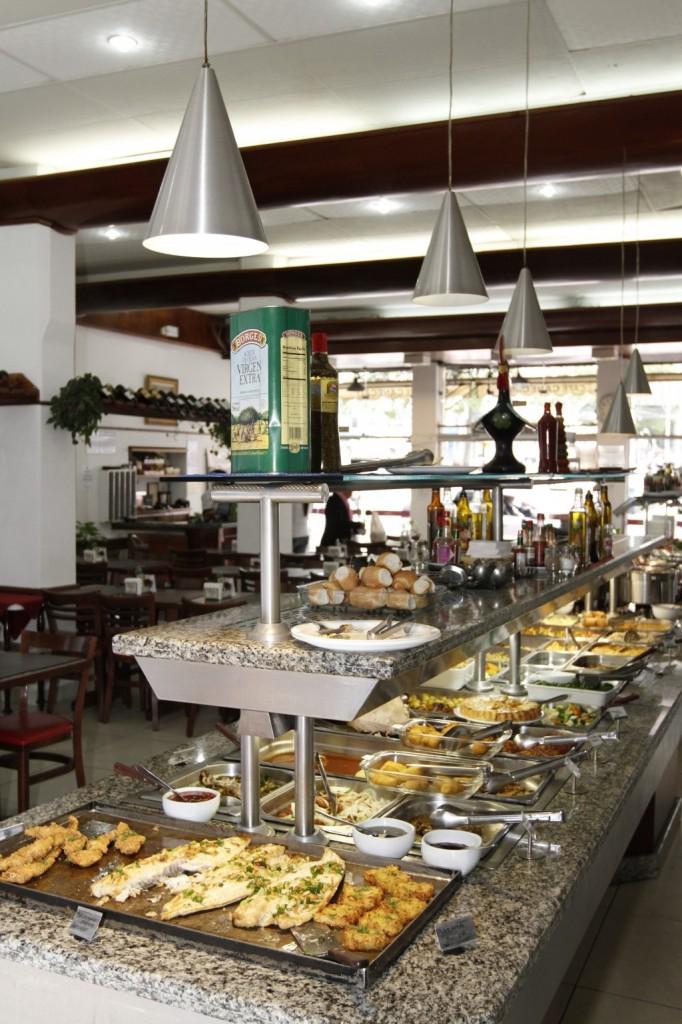 Cordeiro ao vinho e uma das tantas vers&otilde;es &agrave; base de bacalhau est&atilde;o entre as especialidades do diversificado buf&ecirc; (Adriano Rosa/Especial para a Metrópole)