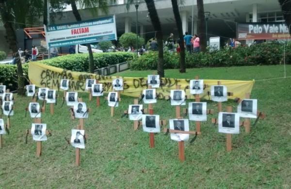 Servidores em greve fazem 'cemit&eacute;rio' de vereadores para protestar contra atua&ccedil;&atilde;o da C&acirc;mara (Gustavo Abdel)
