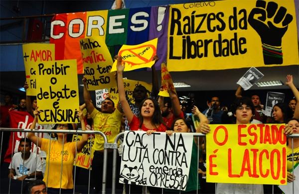 Manifestantes protestaram na C&acirc;mara dos Vereadores contra discurso de vereadores que tocam no assunto da homossexualidade (Élcio Alves/AAN)