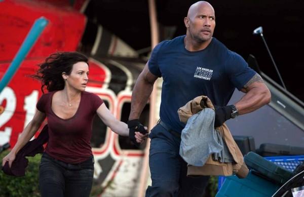 Carla Gugino e Dwayne Johnson correm em cena de 'Terremoto - A Falha de San Andreas': tremores, explos&otilde;es e correria ininterruptos (  Divulgação)