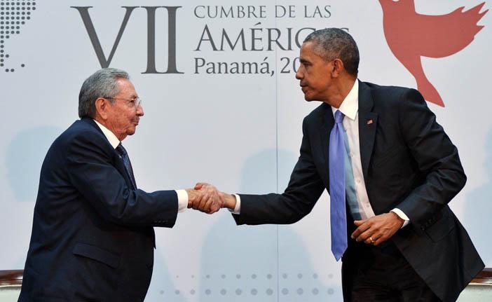 O presidente cubano Raul Castro (&agrave; esquerda) cumprimenta o presidente norte-americano Barack Obama durante a C&uacute;pula das Am&eacute;ricas: acordo (France Press)