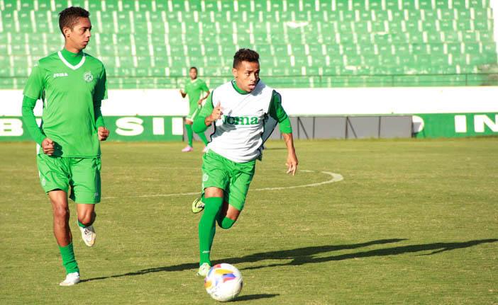 O meia Fernandinho (&agrave; direita) saiu do banco nos dois primeiros jogos, agradou o treinador e agora ganha a primeira chance como titular na S&eacute;rie C (Camila Moreira/AAN)