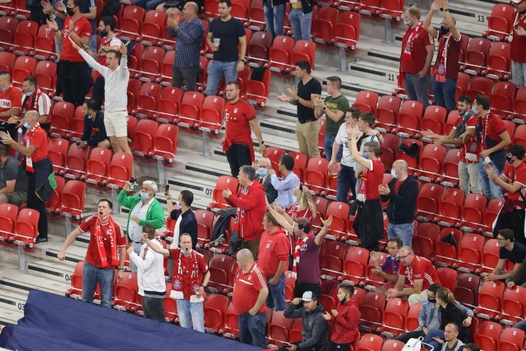 Torcedores do Bayern durante a partida do time bávaro contra o Sevilla, pela Supercopa da Europa, em Budapeste (POOL / AFP - Laszlo Szirtesi)