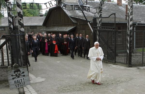 Papa Bento XVI durante visita ao campo de concentração da 2ª Guerra Mundial,  Auschwitz (France Press)