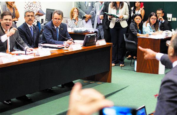 O presidente da CPI da Petrobras, Hugo Motta (&agrave; esq.), que foi chamado de &quot;coronel&quot; e &quot;moleque&quot;, discute com outro parlamentar na sess&atilde;o de vota&ccedil;&atilde;o de sub-relatorias (Ed Ferreira/ AE)