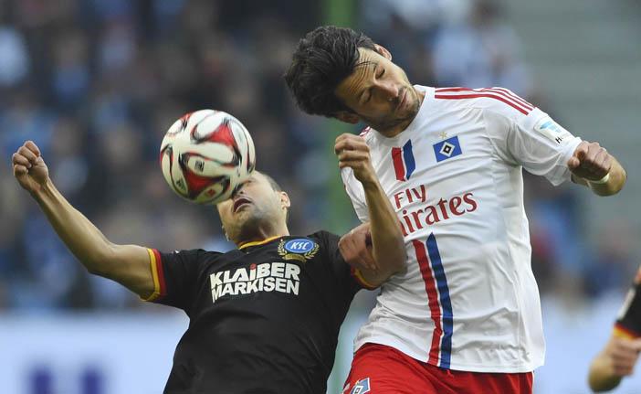 Gojko Kacar (&agrave; direita), do Hamburgo, briga pela bola com Manuel Torres, do Karlsruher (France Press)
