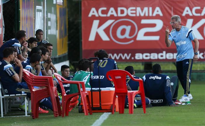 O t&eacute;cnico Oswaldo de Oliveira teve uma conversa com os jogadores ap&oacute;s mais um trope&ccedil;o (Cesar Greco/ Agência Palmeiras/ Divulgação )