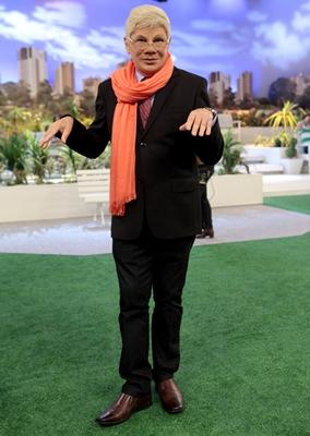 O humorista Orival Pessini  fez uma homenagem a Clodovil Hernandes ( Lourival Ribeiro/SBT)