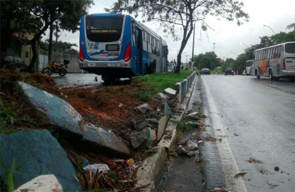 Motorista de &ocirc;nibus de Campinas perdeu o controle do ve&iacute;culo e subiu em ilha na Rua Bragan&ccedil;a Paulista com Av. das Amoreiras (Sarah Brito/ AAN)