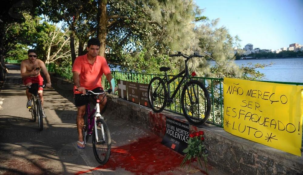 Protesto no local onde m&eacute;dico foi assassinado (Fernando Frazão/ Agência Brasil)