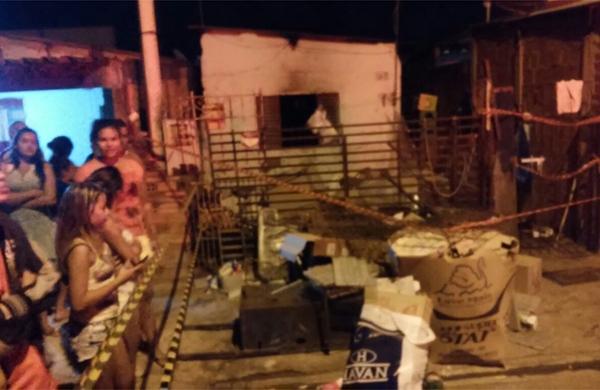 Vizinhos observam casa incendiada ap&oacute;s homic&iacute;dio de catador de reciclados em Nova Odessa (  Divulgação)