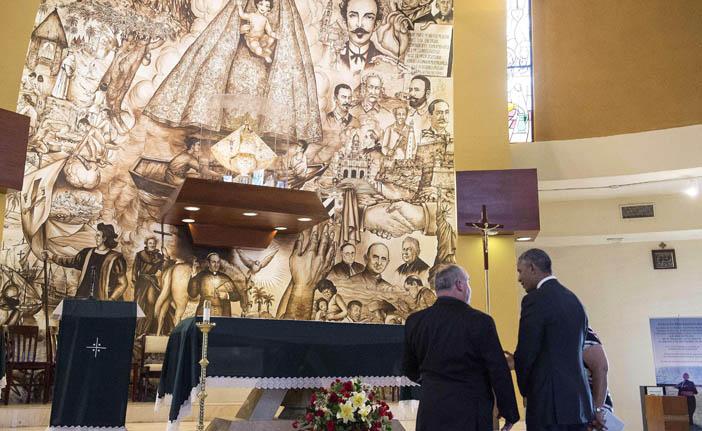 Barack Obama durante a visita &agrave; igreja Ermita da Caridade, frequentada pelos exilados cubanos em Miami (France Press)