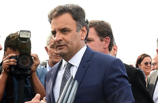 A&eacute;cio Neves se re&uacute;ne com Renata Campos em Recife (Evaristo Sa/ AFP)