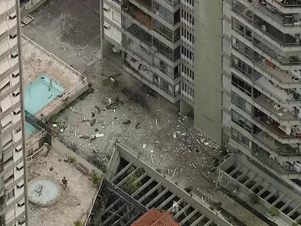 Escombros ca&iacute;ram no t&eacute;rreo e perto da piscina do edif&iacute;cio (Captura de vídeo)