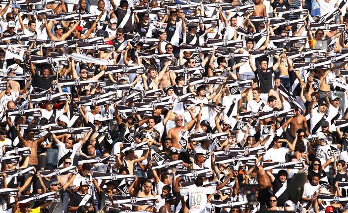 Torcida da Macaca faz festa na arquibancada (Cedoc/RAC)
