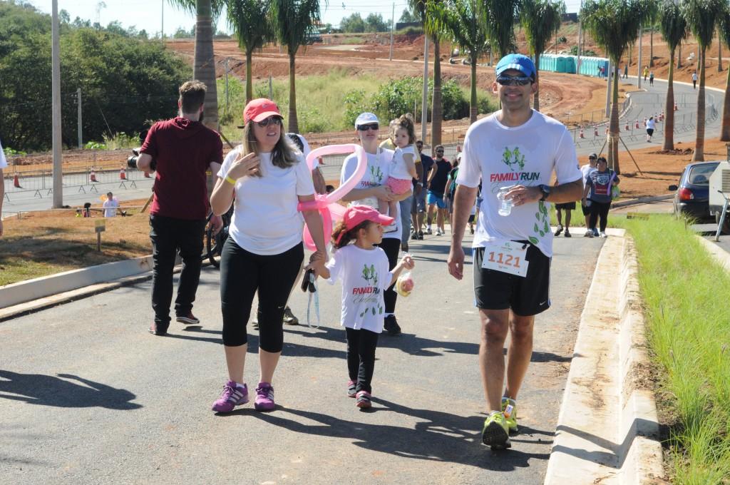 Objetivo do projeto, que &eacute; uma contrapartida da iniciativa p&uacute;blica para o munic&iacute;pio em raz&atilde;o de lan&ccedil;amentos imobili&aacute;rios na regi&atilde;o, consumiu R$ 62 milh&otilde;es, e foi lan&ccedil;ado com festa: fam&iacute;lias inteiras celebraram a o prolongamento da avenida ( Dominique Torquato/ AAN)