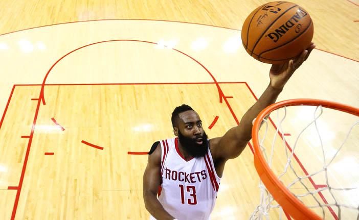 James Harden, do Houston Rockets, foi o cestinha da partida de segunda-feira (25) contra o Golden State Warriors (France Press)