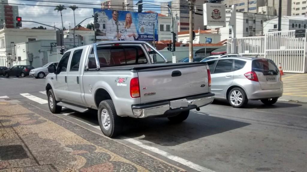 Os sequestrados foram abordados quando o empres&aacute;rio chegada com a picape (Alenita Ramirez)