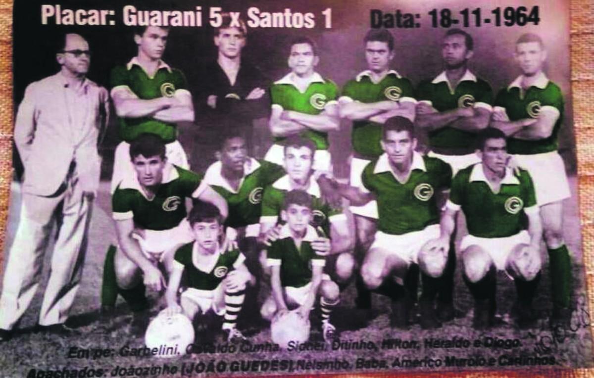 O time que venceu o Santos por 5 a 1 com seis juvenis; livro retrata a noite histórica para uma Campinas pequena e apaixonada por futebol (Cedoc/ RAC)