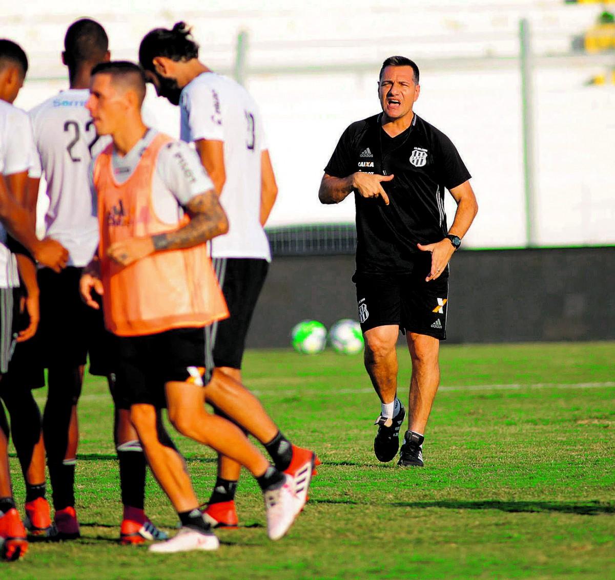 O técnico Doriva, que reestreia no comando da Ponte Preta após passagem pelo clube em 2015, orienta treino: vaga nas oitavas de final vale R$ 2,4 milhões nos cofres do clube (Estadão Conteúdo)