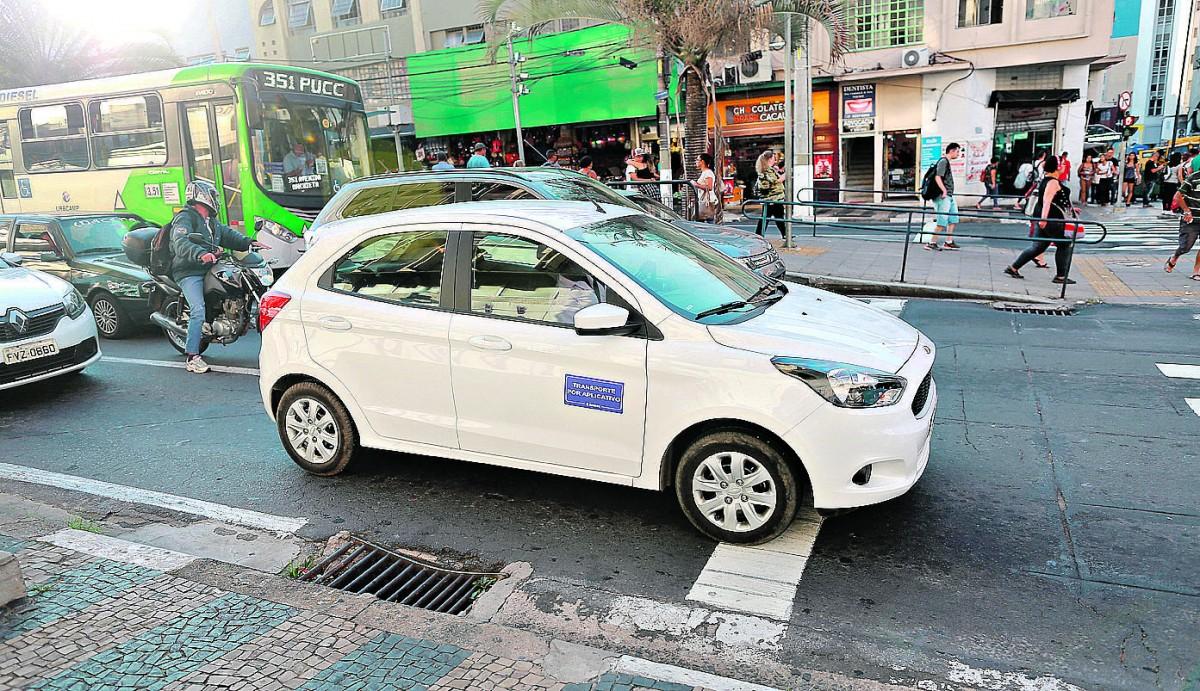 Veículo com logotipo circula pelo Centro de Campinas, em cena cada vez mais comum no trânsito: Emdec diz que monitora de forma educativa (Leandro Ferreira)