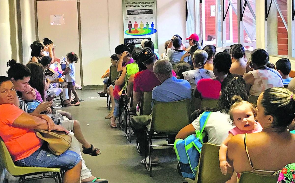 Pacientes demonstram abatimento e desolação por conta da longa espera no Pronto Socorro do Ouro Verde: na segunda-feira, ânimos se exaltaram e a Guarda Municipal foi acionada (Henrique Hein)