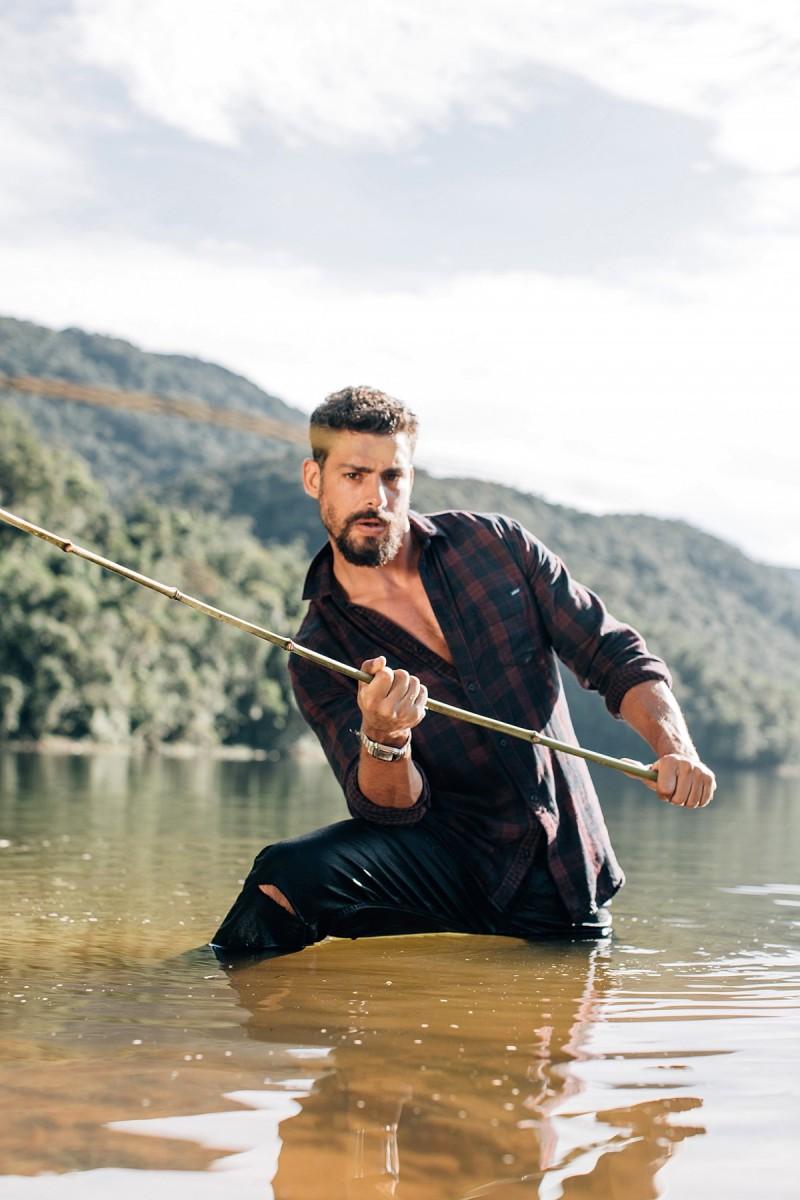 Cauã Reymond veste Colcci na capa da revista GQ (Gleeson Paulino)