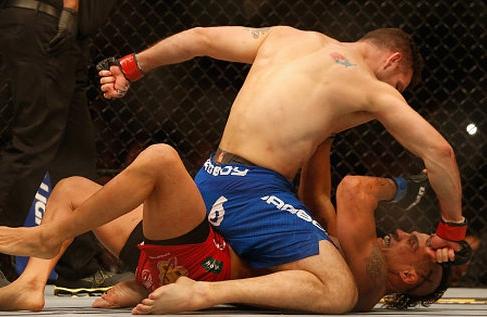 Depois de derrubar o advers&aacute;rio, Weidman inicia sequ&ecirc;ncia de golpes e nocauteia brasileiro (  Divulgação)