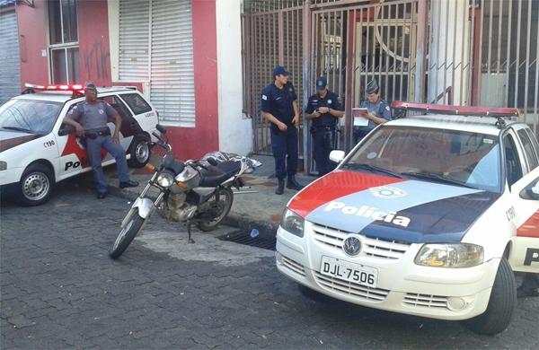 Corpo de morador de rua foi encontrado por populares na manh&atilde; desta segunda-feira ( Carlos Sousa Ramos/ AAN)