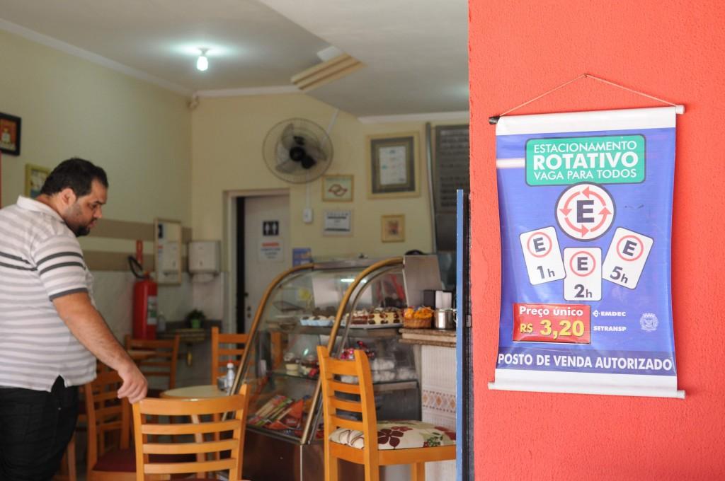 No Centro, por exemplo, em oito locais avaliados, somente tr&ecirc;s estavam com o banner que indica a venda de estacionamento rotativo vis&iacute;vel ( Dominique Torquato/ AAN)