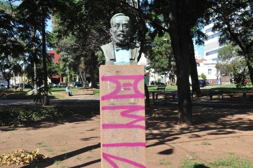 Campinas prestou homenagem a um cidad&atilde;o ilustre, cientista reconhecido mundialmente como um dos pioneiros da fotografia. Mas, passados mais de 50 anos, o busto est&aacute; abandonado ( Carlos Sousa Ramos / AAN)