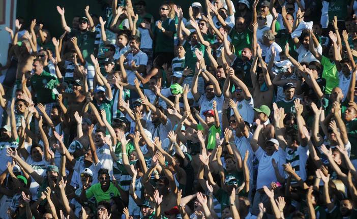 Torcida bugrina incentiva a equipe (Cedoc/RAC)