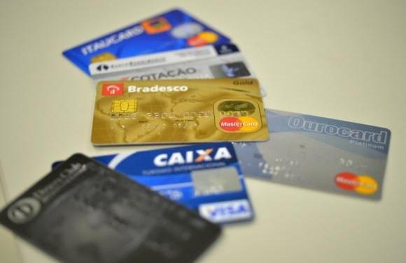 Principais d&iacute;vidas das fam&iacute;lias s&atilde;o com cart&otilde;es de cr&eacute;dito (75,1%) (Arquivo/ Agência Brasil)