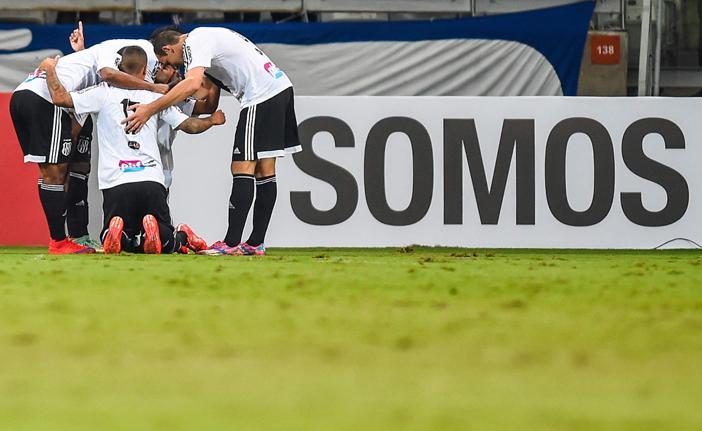 Jogadores da Ponte Preta cumprimentam Biro Biro, autor do gol de empate na partida no Mineir&atilde;o (Pedro Vilela/AE)