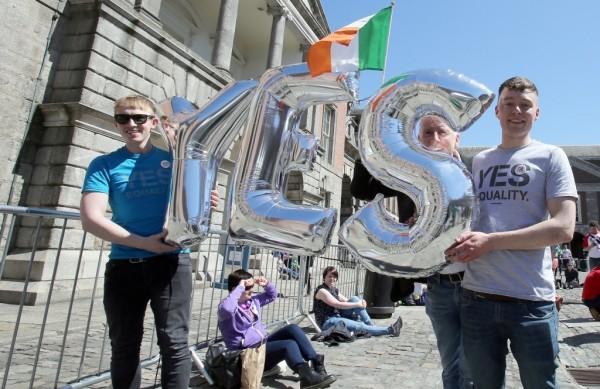 Ativistas comemoram a vit&oacute;ria do SIM na Irlanda (  AFP)