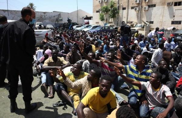 Autoridades líbias detiveram em Trípoli migrantes africanos que pretendiam rumar para a Europa sem documentação (da France Press)