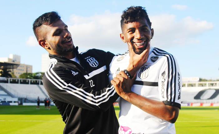 O volante Fernando Bob (à esquerda) brinca com o lateral-direito Rodinei durante treino da Ponte Preta: ambos estão na mira de outras equipes do Brasileiro (Elcio Alves/AAN)