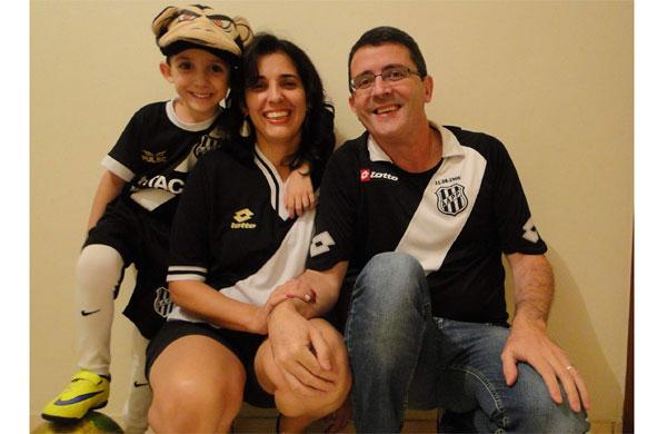 Adriana, o marido Paulo Henrique e o filho Pedro (Arquivo pessoal)