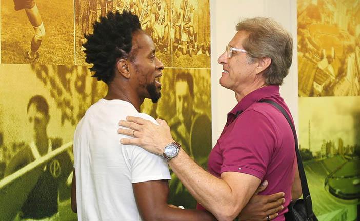 Z&eacute; Roberto (&agrave; esquerda) conversa com o t&eacute;cnico Oswaldo de Oliveira (Cesar Greco/ Agência Palmeiras/ Divulgação )