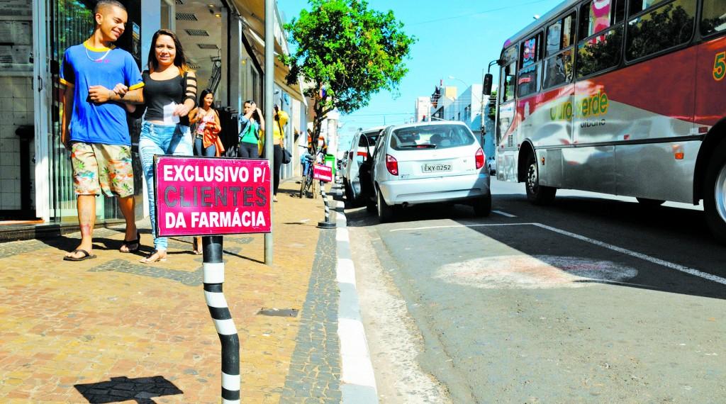 A explos&atilde;o da venda de ve&iacute;culos nos &uacute;ltimos anos, junto &agrave; inefici&ecirc;ncia do transporte p&uacute;blico, faz com que a busca por vagas nas ruas centrais das grandes cidades da RMC vire um desafio ( Dominique Torquato/ AAN)