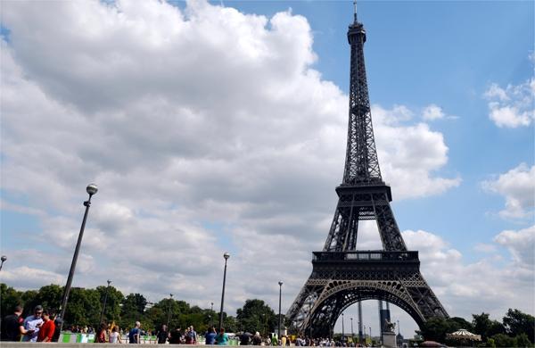 Torre Eiffel &eacute; fechada devido a a&ccedil;&atilde;o de assaltantes nesta sexta-feira (France Press)