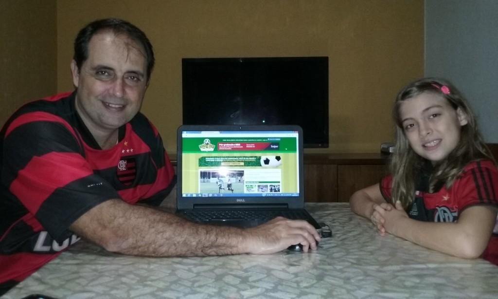 Leopoldo Castro Barbosa Filho ao lado da filha Giovana, de 9 anos, que tamb&eacute;m j&aacute; tem a paix&atilde;o pelo Flamengo (Arquivo Pessoal )
