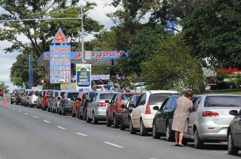Motoristas enfrentaram at&eacute; 3 horas de espera para abastecer (Antônio Cruz)