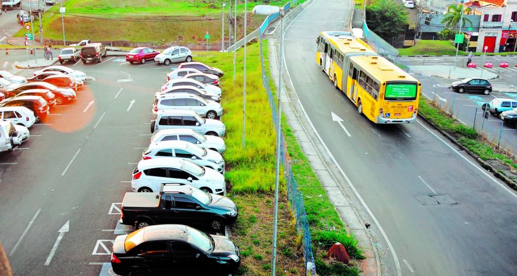 Estacionamento tem dois bols&otilde;es principais: principal queixa de usu&aacute;rios &eacute; pela falta de seguran&ccedil;a, j&aacute; que local n&atilde;o tem muros ou grades para limitar o acesso de quem vem da rua ( Elcio Alves)