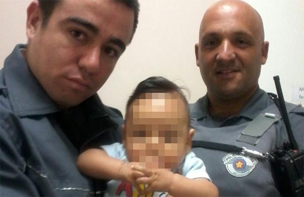 Beb&ecirc; foi encontrado em lixeira e resgatado por policiais militares de Campinas (Divulgação)