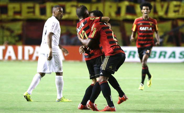 O santista Robinho passa ao lado dos jogadores do Sport na comemora&ccedil;&atilde;o de gol (Carlos Ezequiel/AE)