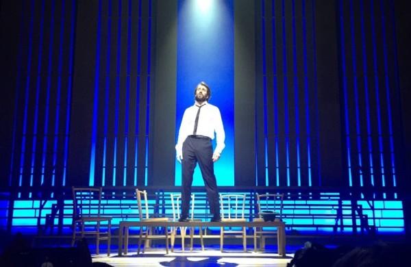 O ator Nicola Lama &eacute; o protagonista de 'Nine - Um Musical Felliniano', em cartaz em S&atilde;o Paulo (Fábio Trindade/ AAN)