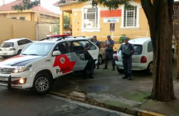 Policiais chegam &agrave; sede da Pol&iacute;cia Federal com alguns dos detidos (Gustavo Abdel)