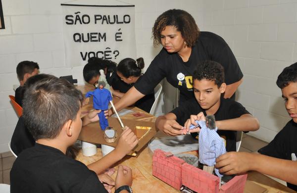 Crian&ccedil;as atendidas pela Uni&atilde;o Crist&atilde; criam cen&aacute;rios usando material que iria para o lixo dentro do tema escolhido para ser trabalhado este ano ( Carlos Sousa Ramos / AAN)